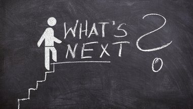 © pixabay (geralt) Tafelbild Mensch auf Stiege mit dem Text "What's next?"